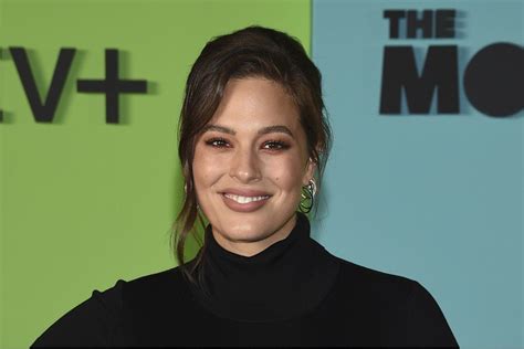 Ashley Graham partage une première photo et les。